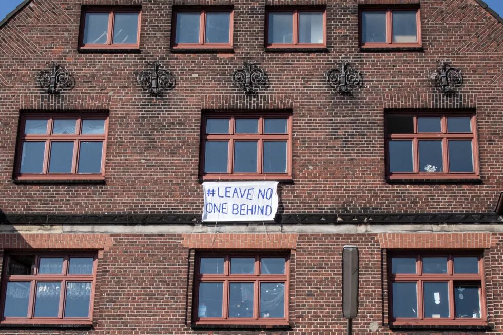 Unterkunft mit Schild "leave no one behind"